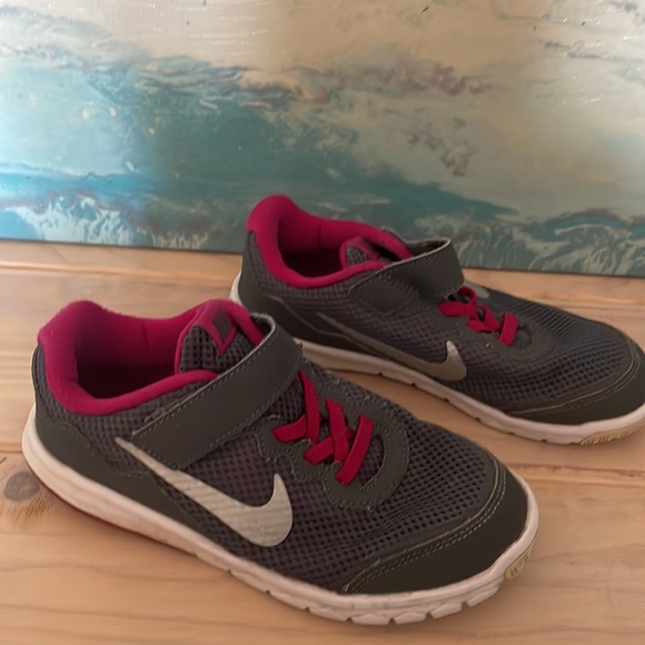 NIKE girl’s shoes pink gray Velcro size 12.5 EUC - Picture 2 of 12
